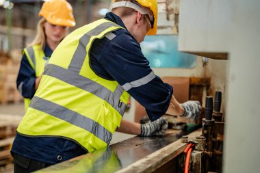 İşçi erkek ve kadın mühendisler depoda kereste odunlarını inceliyor. Akıllı endüstri çalışanı kavramı. Ahşap fabrikaları ağaç damak üretir..