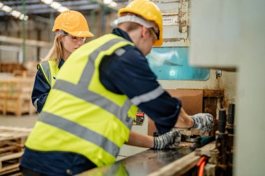 İşçi erkek ve kadın mühendisler depoda kereste odunlarını inceliyor. Akıllı endüstri çalışanı kavramı. Ahşap fabrikaları ağaç damak üretir..
