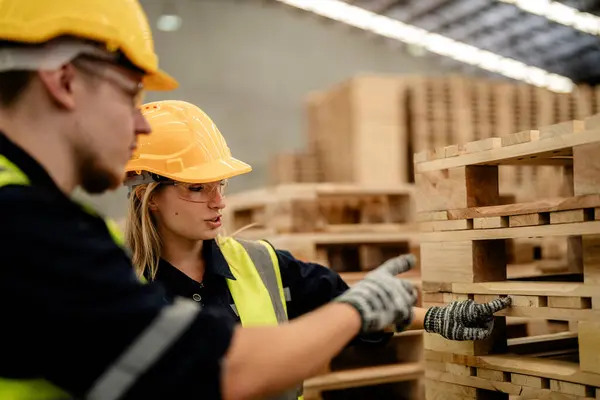 Pracownicy Mężczyzna Kobieta Inżynierii Chodzenia Kontroli Drewna Magazynie Koncepcja Inteligentnego — Zdjęcie stockowe