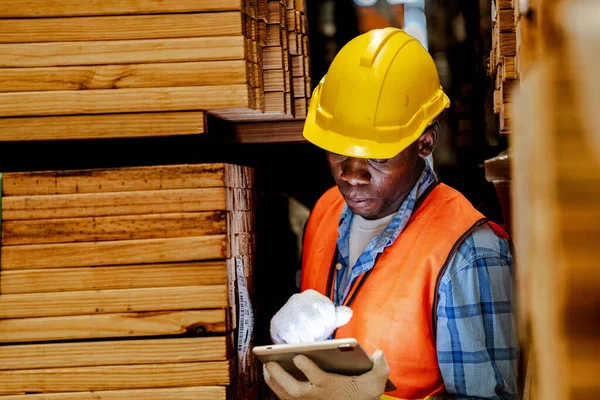 유니폼과 모자를 작업장 제조에서 제품의 품질을 아프리카 노동자 어두운 기업에 — 스톡 사진