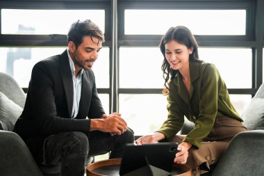 İş adamları iş yerinde eğleniyor ve sohbet ediyorlar. Erkek ve bayan meslektaşlar ortak çalışma alanında tanışmaktan hoşlanırlar. İş arkadaşlarım ofiste projeyi tartışıyorlar..