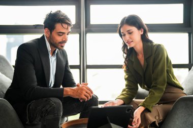 İş adamları iş yerinde eğleniyor ve sohbet ediyorlar. Erkek ve bayan meslektaşlar ortak çalışma alanında tanışmaktan hoşlanırlar. İş arkadaşlarım ofiste projeyi tartışıyorlar..