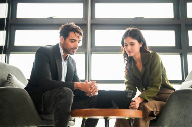 İş adamları iş yerinde eğleniyor ve sohbet ediyorlar. Erkek ve bayan meslektaşlar ortak çalışma alanında tanışmaktan hoşlanırlar. İş arkadaşlarım ofiste projeyi tartışıyorlar..