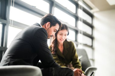 İş adamları iş yerinde eğleniyor ve sohbet ediyorlar. Erkek ve bayan meslektaşlar ortak çalışma alanında tanışmaktan hoşlanırlar. İş arkadaşlarım ofiste projeyi tartışıyorlar..