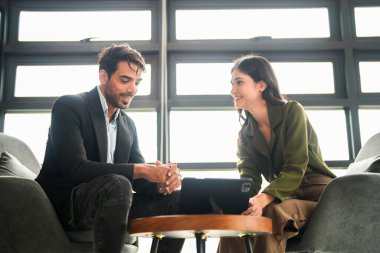 İş adamları iş yerinde eğleniyor ve sohbet ediyorlar. Erkek ve bayan meslektaşlar ortak çalışma alanında tanışmaktan hoşlanırlar. İş arkadaşlarım ofiste projeyi tartışıyorlar..