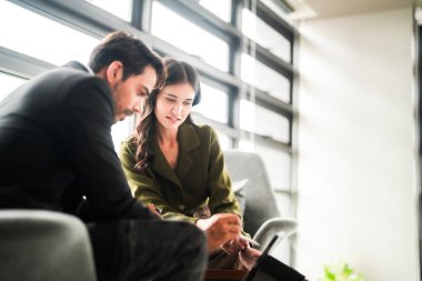 İş adamları iş yerinde eğleniyor ve sohbet ediyorlar. Erkek ve bayan meslektaşlar ortak çalışma alanında tanışmaktan hoşlanırlar. İş arkadaşlarım ofiste projeyi tartışıyorlar..