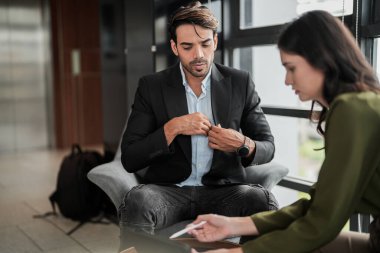 İş adamları iş yerinde eğleniyor ve sohbet ediyorlar. Erkek ve bayan meslektaşlar ortak çalışma alanında tanışmaktan hoşlanırlar. İş arkadaşlarım ofiste projeyi tartışıyorlar..