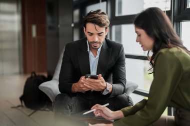 İş adamları iş yerinde eğleniyor ve sohbet ediyorlar. Erkek ve bayan meslektaşlar ortak çalışma alanında tanışmaktan hoşlanırlar. İş arkadaşlarım ofiste projeyi tartışıyorlar..