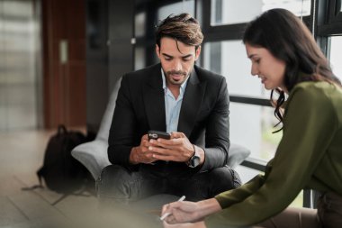 İş adamları iş yerinde eğleniyor ve sohbet ediyorlar. Erkek ve bayan meslektaşlar ortak çalışma alanında tanışmaktan hoşlanırlar. İş arkadaşlarım ofiste projeyi tartışıyorlar..