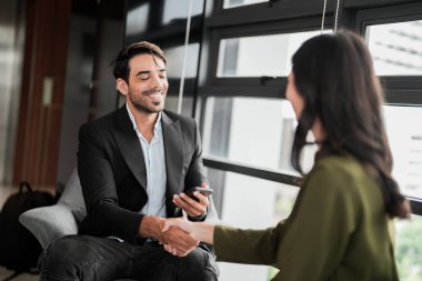 İş adamları iş yerinde eğleniyor ve sohbet ediyorlar. Erkek ve bayan meslektaşlar ortak çalışma alanında tanışmaktan hoşlanırlar. İş arkadaşlarım ofiste projeyi tartışıyorlar..