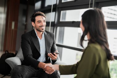 İş adamları iş yerinde eğleniyor ve sohbet ediyorlar. Erkek ve bayan meslektaşlar ortak çalışma alanında tanışmaktan hoşlanırlar. İş arkadaşlarım ofiste projeyi tartışıyorlar..