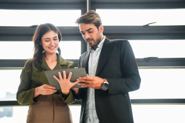 İş adamları iş yerinde eğleniyor ve sohbet ediyorlar. Erkek ve bayan meslektaşlar ortak çalışma alanında tanışmaktan hoşlanırlar. İş arkadaşlarım ofiste projeyi tartışıyorlar..