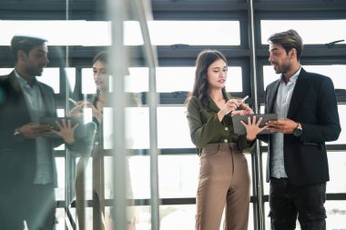 İş adamları iş yerinde eğleniyor ve sohbet ediyorlar. Erkek ve bayan meslektaşlar ortak çalışma alanında tanışmaktan hoşlanırlar. İş arkadaşlarım ofiste projeyi tartışıyorlar..