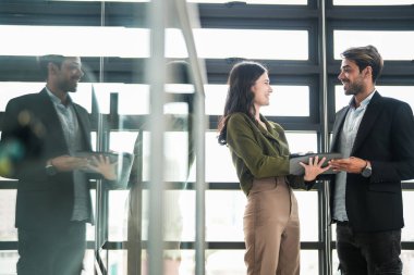 İş adamları iş yerinde eğleniyor ve sohbet ediyorlar. Erkek ve bayan meslektaşlar ortak çalışma alanında tanışmaktan hoşlanırlar. İş arkadaşlarım ofiste projeyi tartışıyorlar..