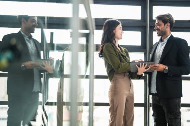 İş adamları iş yerinde eğleniyor ve sohbet ediyorlar. Erkek ve bayan meslektaşlar ortak çalışma alanında tanışmaktan hoşlanırlar. İş arkadaşlarım ofiste projeyi tartışıyorlar..