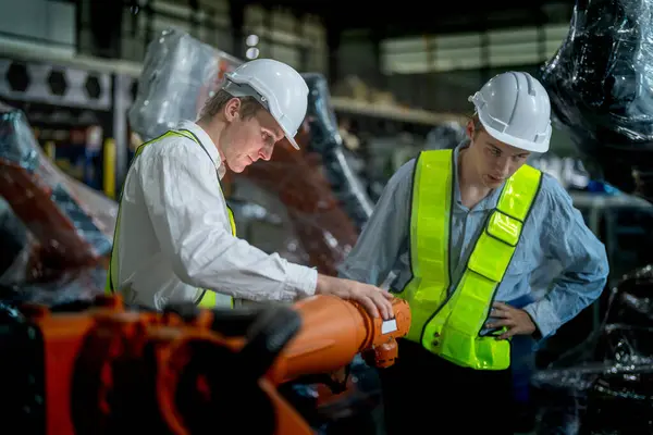 商务工程师与新的机器机器人会面时和检查 在仓库工业焊机上行走的工人 商务谈判的概念和技术 女人用灵巧的平板电脑介绍男人 — 图库照片