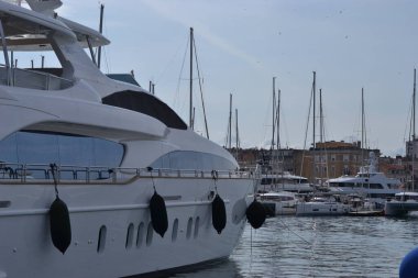 Hırvatistan 'ın Zadar limanının panoramik manzarası. Yat ve bulutlu bir gökyüzü. 