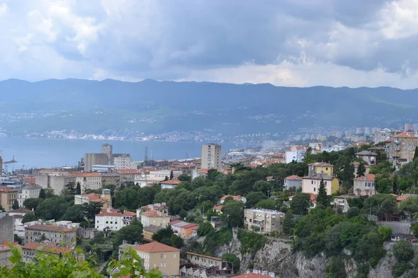 Hırvat Rijeka kasabasının panoramik manzarası 