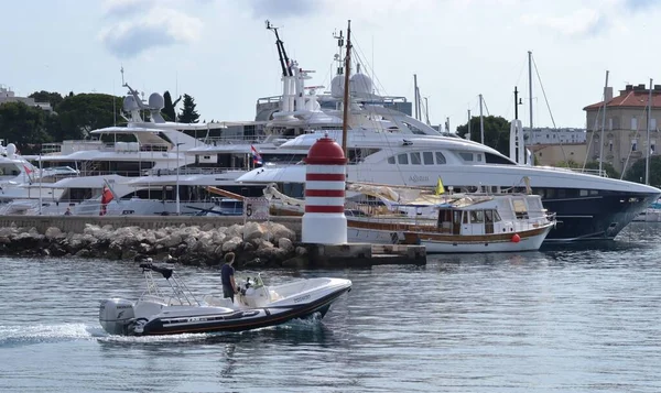 Hırvatistan 'ın Zadar limanının panoramik manzarası. Yat ve bulutlu bir gökyüzü. 