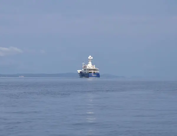 Hırvatistan 'ın Zadar limanının panoramik manzarası. Yat ve bulutlu bir gökyüzü. 