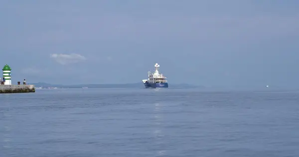 Hırvatistan 'ın Zadar limanının panoramik manzarası. Yat ve bulutlu bir gökyüzü. 
