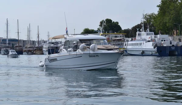 Hırvatistan 'ın Zadar limanının panoramik manzarası. Yat ve bulutlu bir gökyüzü. 