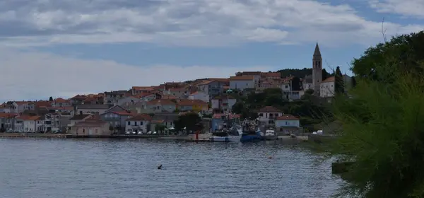 Hırvatistan 'ın Preko kentinde güzel deniz manzarası
