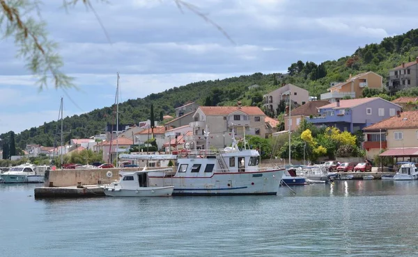 Preko limanının panoramik görüntüsü. Hırvatistan 'da deniz ve bulutlu gökyüzü. 