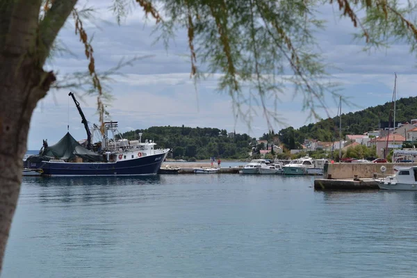 Preko limanının panoramik görüntüsü. Hırvatistan 'da deniz ve bulutlu gökyüzü. 