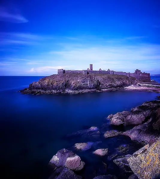 İnsan adasındaki şatoyu soyun.