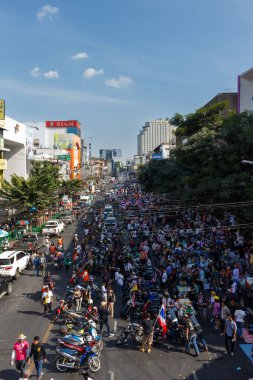 Bangkok, Tayland - 13 Ocak 2014: Halkın Demokrasi İttifakını destekleyenler, Bangkok Kapanması sırasında Zafer Anıtı 'na giden Merkez 1 etrafındaki Ratchawithi yolunu kapatın.