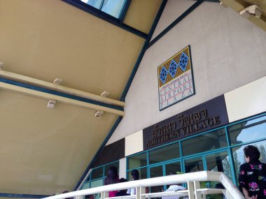 CHIANG MAI, THAILAND APRIL 17 Nisan 2013: Chiang Mai 'deki büyük bir alışveriş merkezi olan Central Airport Plaza' nın Kuzey Köyü girişi ziyaretçilerle görüldü. Alışveriş merkezi çeşitli perakende satışlarıyla ünlüdür..