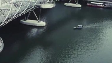 Köprü altında hareket eden teknenin üst görüntüsü