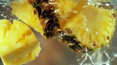 Su üzerinde ananas damlası, taze
