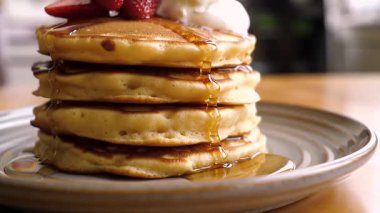 Çilekli krep ve ballı dondurma.