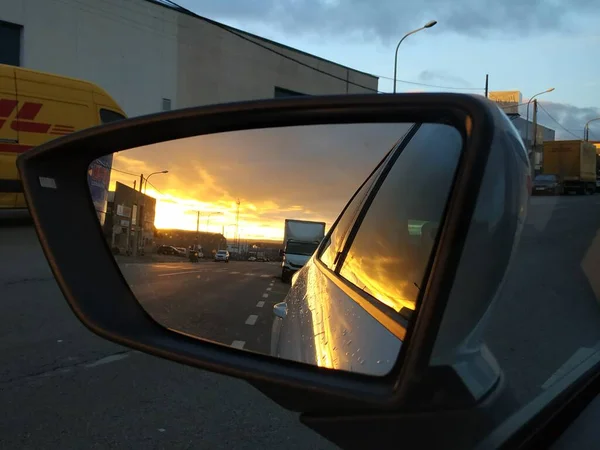 Solnedgång Från Backspegeln — Stockfoto
