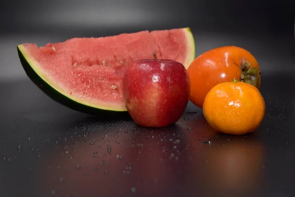 新鲜成熟的红 黄苹果和黑色背景的绿色水果 — 图库照片