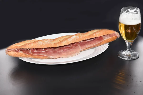 Σάντουιτς Ψωμί Και Ζαμπόν Και Ένα Ποτήρι Μπύρα — Φωτογραφία Αρχείου
