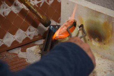 Çalışkan eller, el yapımı gümüş mücevher işi.