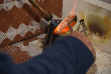 Çalışkan eller, el yapımı gümüş mücevher işi.