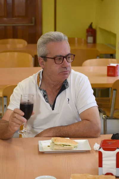 Homem Com Óculos Uma Xícara Café Café — Fotografia de Stock