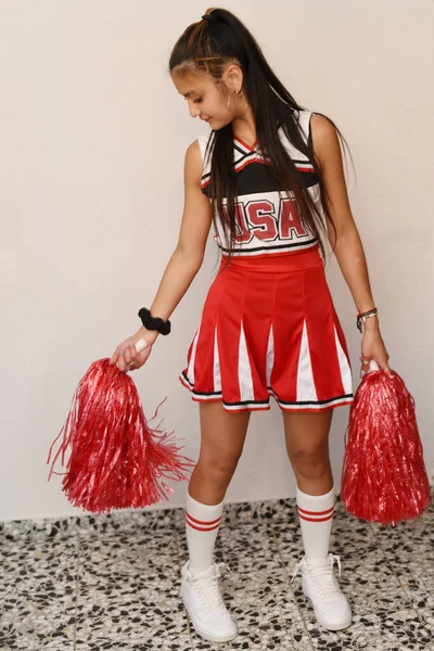 Een Mooie Cheerleader Meisje Draagt Rood Uniform Een Rode Rok — Stockfoto