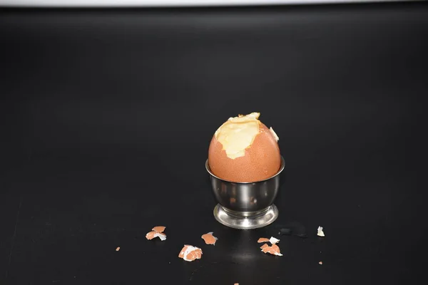 Зламане Яйце Чорній Тарілці — стокове фото