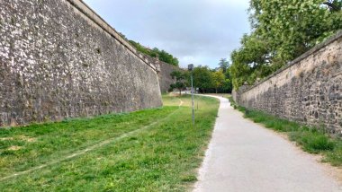 İki duvarın ortasındaki yol.