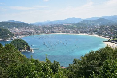 San Sebastian şehrinin dağının tepesinden bak.