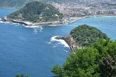 San Sebastian şehrinin dağının tepesinden bak.
