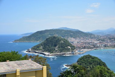 San Sebastian şehrinin dağının tepesinden bak.