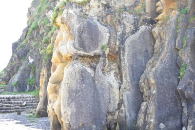 Büyük boyutlarda ve çeşitli renklerde kayalar