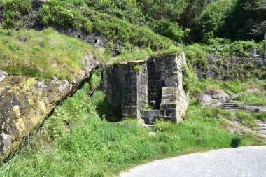 Dağların ortasındaki bir duvarın kalıntıları.