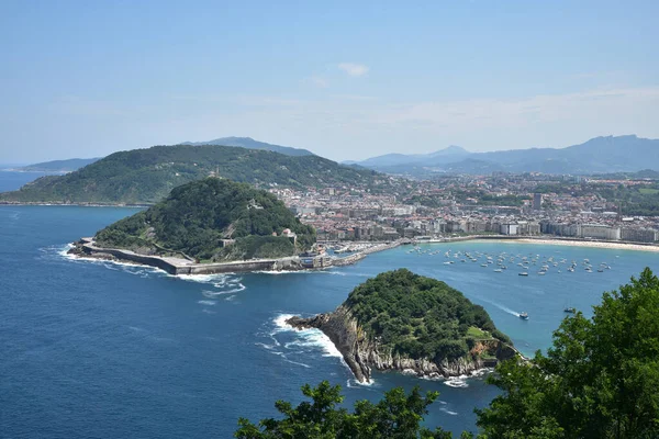 San Sebastian şehrinin dağının tepesinden bak.
